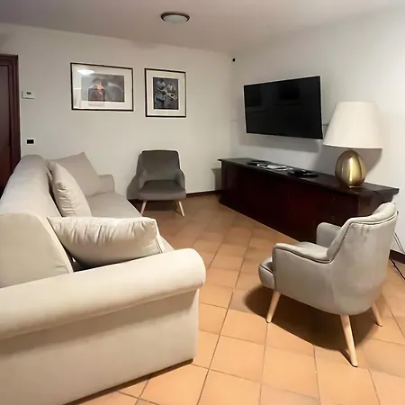 Gelsi A Villa *